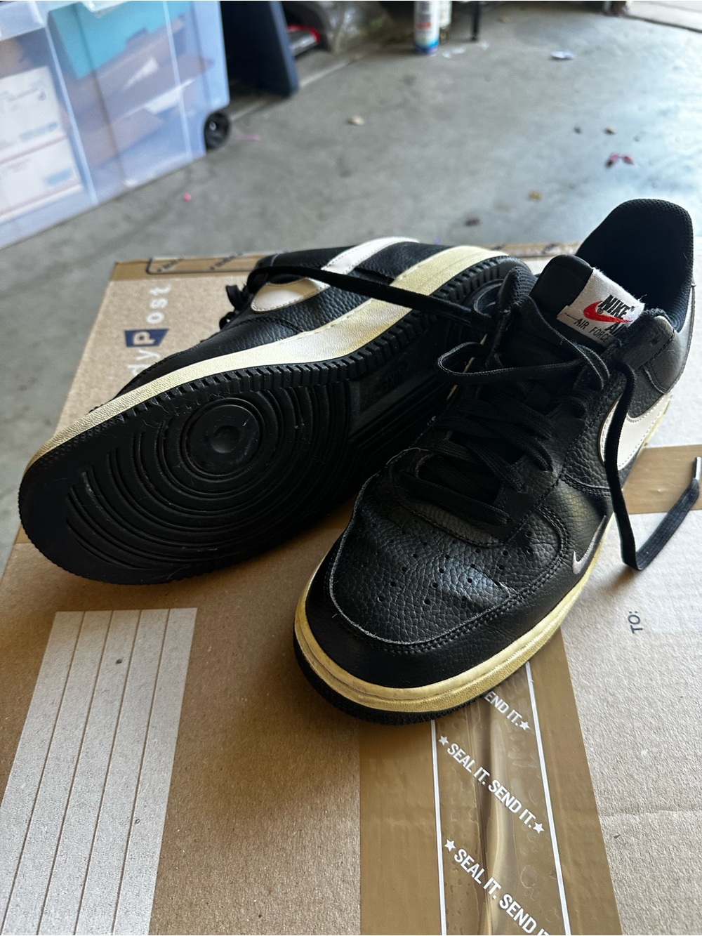 Nike Men's Low-Top Sneakers in Black and White - Picture 3 of 4